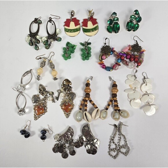 Wearable Jewelry Lot Vintage to Modern Earrings Necklaces Bracelets Rings 2.5 LB - Picture 5 of 8